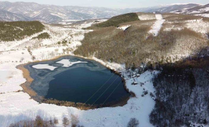 Doğal kaynaklarla beslenen Karamurat Gölü’nden kış manzarası