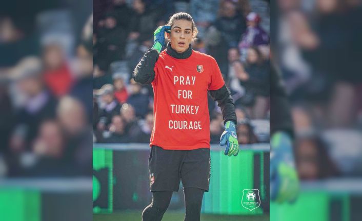 Doğan Alemdar, sahaya ’Türkiye için dua edin’ tişörtüyle sahaya çıktı