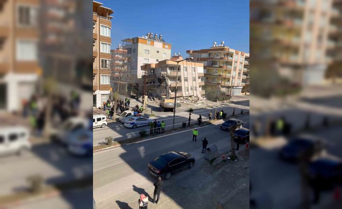 Dörtyol ve Payas’ta enkaz kaldırma ve hasarlı bina yıkım çalışması başlatıldı