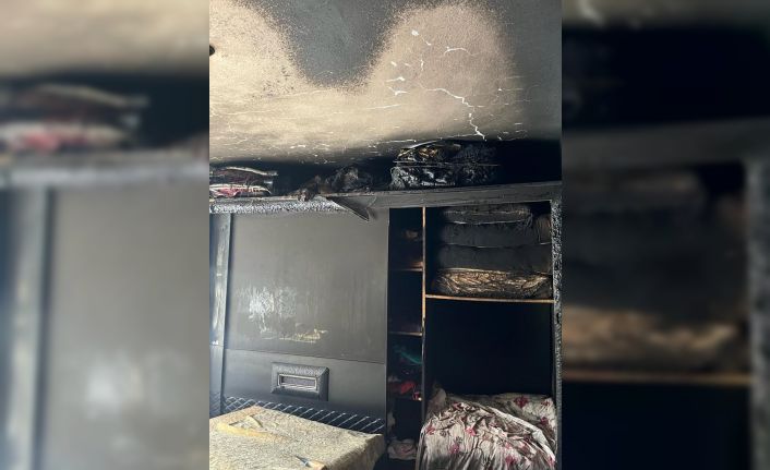 Elektrik kontağından çıkan yangında ev kullanılamaz hale geldi