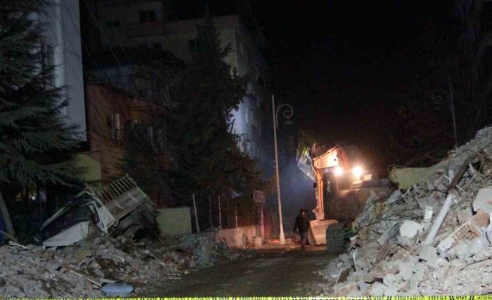 En acı bekleyiş: Anne baba, enkaz çalışmasından iyi haber almayı bekliyor