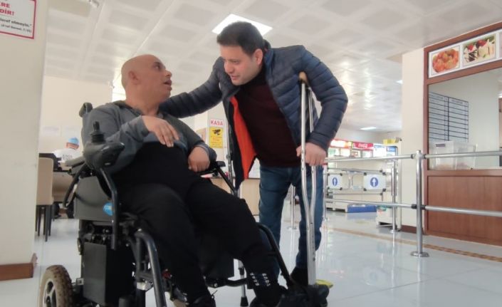 Engelli aracı enkaz altında kalan Ahmet Aslan’a akülü engelli aracı hediye edildi