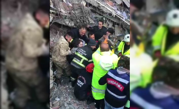 Enkaz altında kalan 2 kız kardeşin kurtarıldığı anlar ortaya çıktı