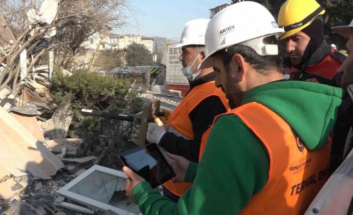 Enkaz altında olan canlıları termal dedektör ile tespit ediyorlar