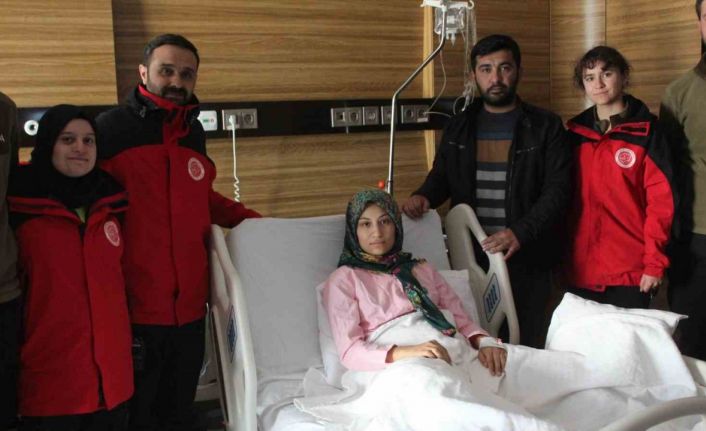 Enkaz altından 13’üncü saatte çıkarılan Hatice ile kurtarma ekibinin duygusal buluşması