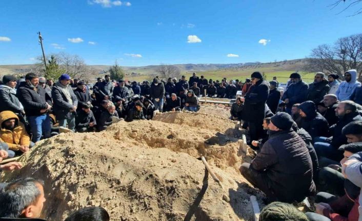 Enkazda hayatını kaybeden anne ve 3 çocuğu yan yana defnedildi