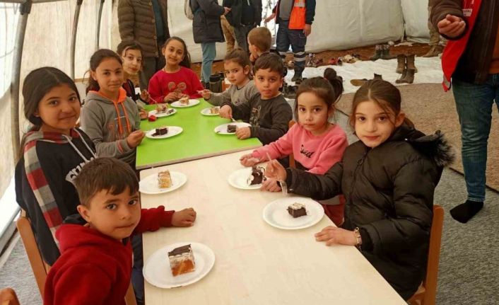 Enkazdan kurtarılan Eymen’in doğum gününü Aile ve Sosyal Hizmetler Bakanlığı personeli kutladı