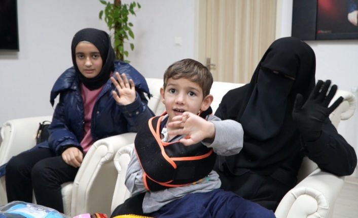 Enkazdan yaralı kurtulan depremzede çocuklar, Denizli’de anneleriyle buluştu