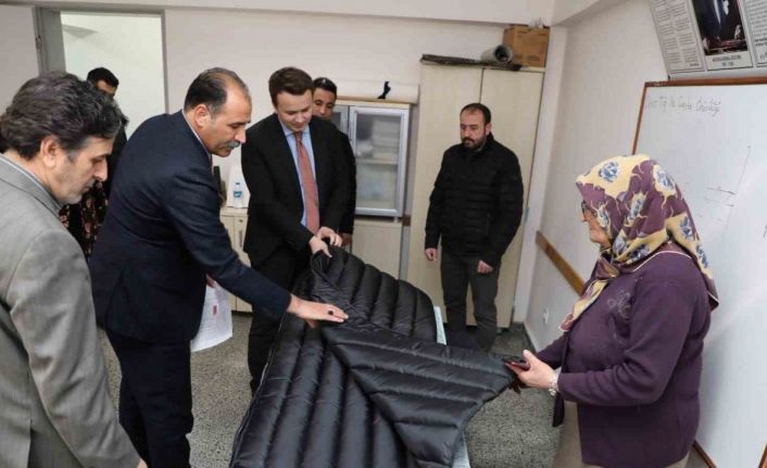 Erzincan Halk Eğitim Merkezi depremzedeler için uyku tulumu dikiyor
