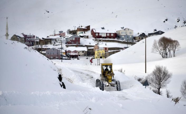 Erzincan’da kar ve tipiden 471 köy yolu ulaşıma kapandı