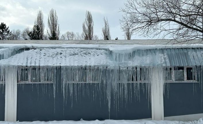 Erzurum’da soğuk hava nedeniyle oluşan buz sarkıtları tehlike arz ediyor