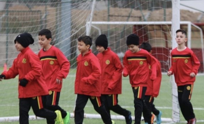 Eskişehirspor depremzede çocukları unutmadı