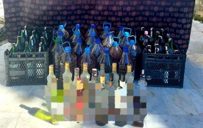 Evinde ürettiği sahte içkileri pazarda satan şüpheli yakalandı