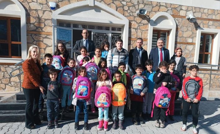 EYUDER’den depremzede öğrencilere kırtasiye yardımı