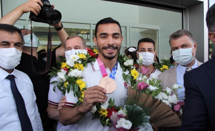 Ferhat Arıcan ile Adem Asil, depremzedeler için bilekliklerini açık artırmaya çıkardı