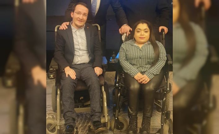 Fiziksel engeli bulunan çift, yardım etmek için hiçbir engelin olmadığını gösterdi