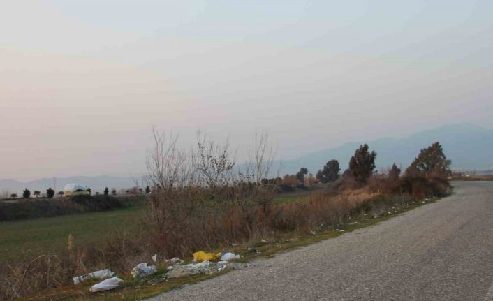 Gelişigüzel çevreye atılan çöpler doğayı kirletiyor