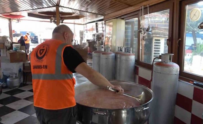 Gönüllü aşçılar günde 7 bin 500 kişilik yemek yaparak dağıtıyor