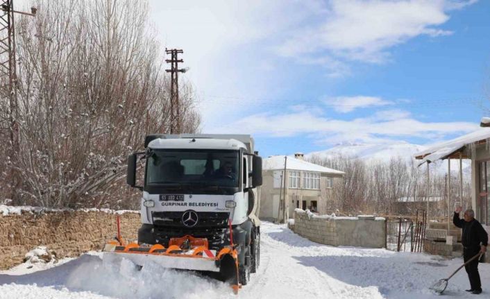 Gürpınar Belediyesi karla mücadele çalışmalarını aralıksız sürdürüyor