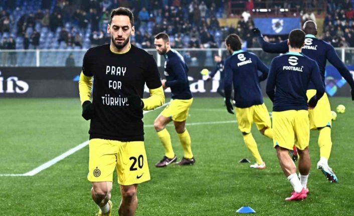 Hakan Çalhanoğlu, ’Türkiye için dua et’ yazılı tişörtle ısınmaya çıktı