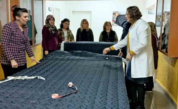 Halk Eğitim Merkezi depremzedeler için uyku tulumu üretiyor