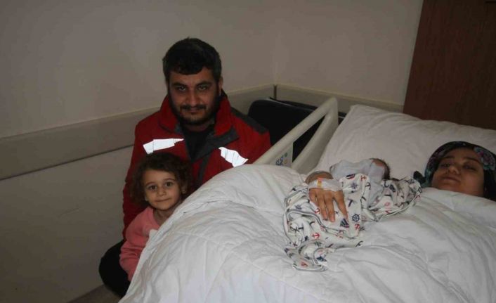 Hatay’da evlerin yıkılan aile Konya’da dünyaya gelen bebeklerinin buruk sevincini yaşadı