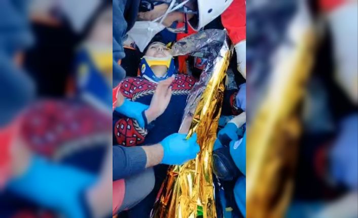 Hatay’da iki kuzen, 2 saat arayla enkaz altından sağ olarak çıkartıldı