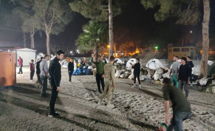 Hatay’da sağlıkçılar günün yorgunluğunu voleybol oynayarak atıyor