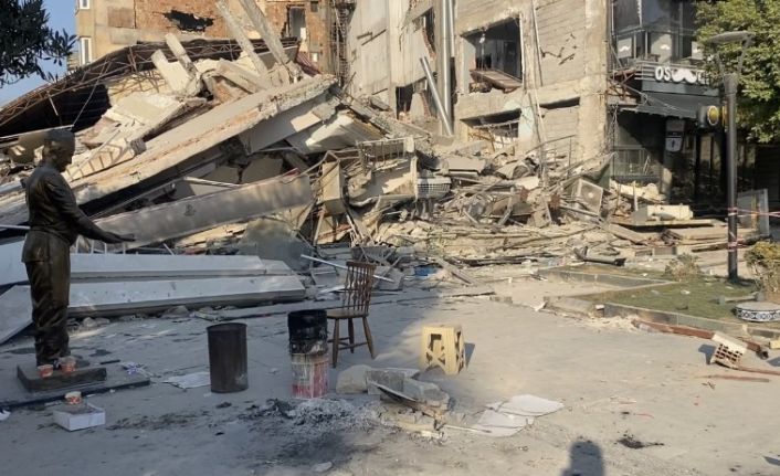 Hatay’ın simgelerinden olan "künefe çeviren adam" heykeli, depremde zarar görmedi