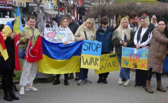 Hem kendi ülkeleri için hem de Türkiye için saygı duruşunda bulundular