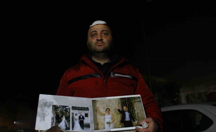 İHA muhabirleri ve kameramanı enkaz altında kalan fotoğrafları sahiplerine teslim etti