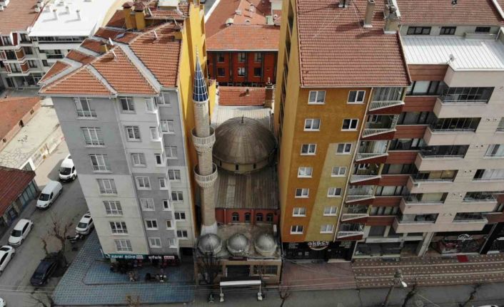 İki apartmanın arasında sıkışıp kalan cami bulunamıyor