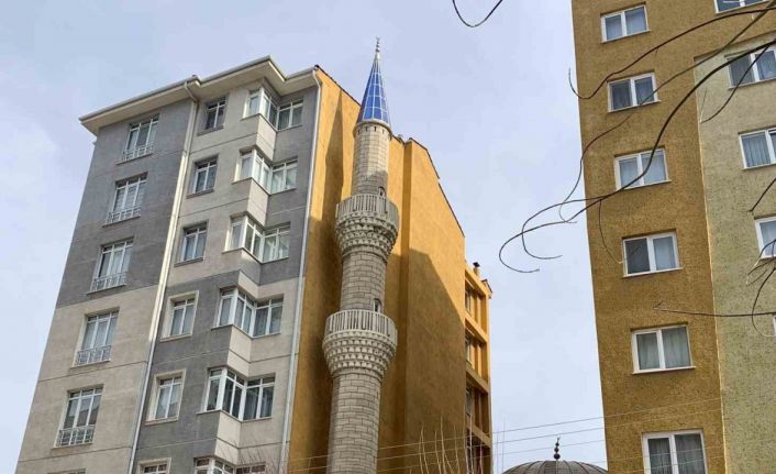 İki apartmanın arasında sıkışıp kalan cami ilginç bir görüntü sergiliyor