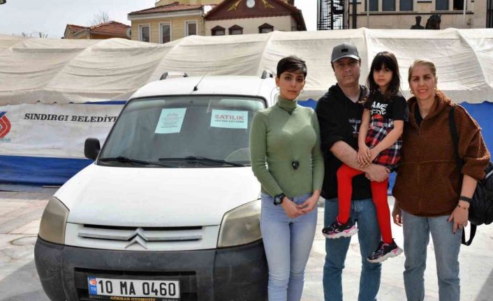 İranlı aile depremzedeler için arabasını satışa çıkardı