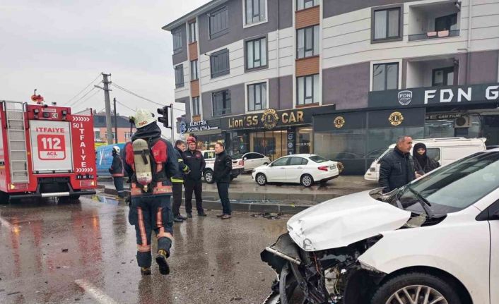 İtfaiyeye çarpan aracı sırtlarında tüplerle ittiler