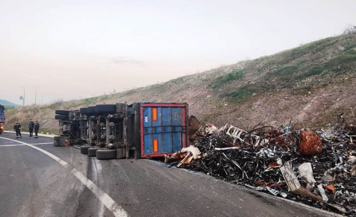 İzmir’de kontrolden çıkan hurda yüklü çekici devrildi