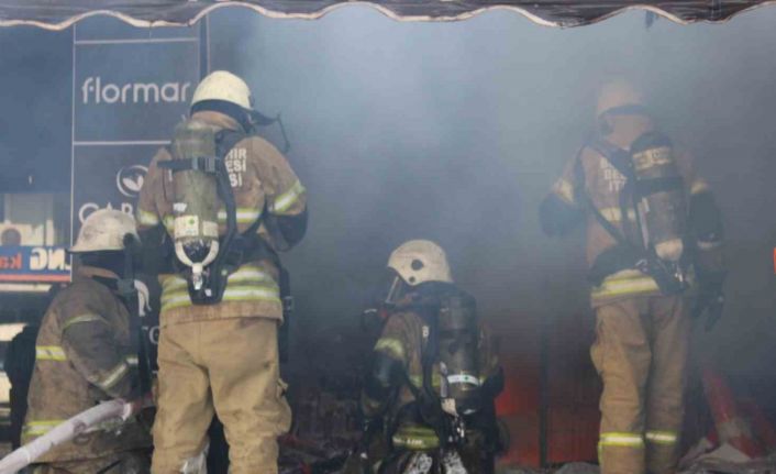 İzmir’de kozmetik mağazası deposunda yangın: Mahsur kalanlar var