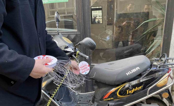 Kadıköy’de kaldırımları işgal eden motosikletlere ’kente karşı suçtur’ yazılı etiket asıldı