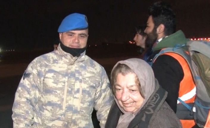 Kahramanmaraş’taki 210 depremzede daha Türk Silahlı Kuvvetleri’ne ait uçakla İstanbul’a getirildi