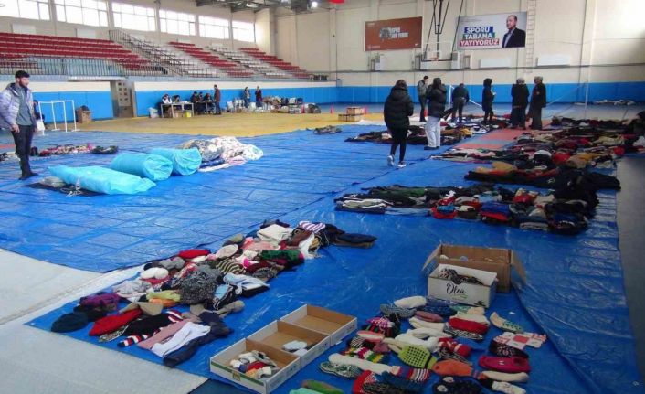 Kapalı spor salonu depremzedeler için ‘Sosyal Markete’ dönüştürüldü