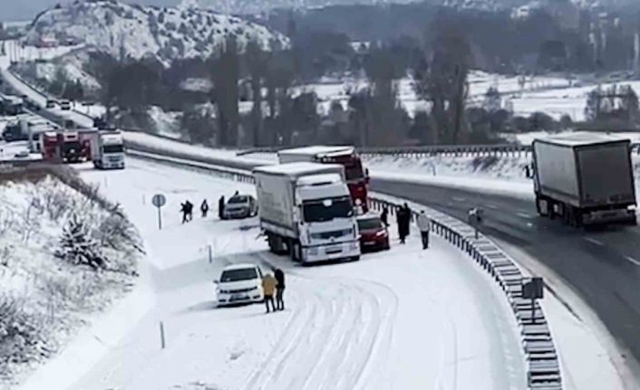 Kar yağışı ulaşımı felç etti, çok sayıda araç bir birine girdi: 4 yaralı