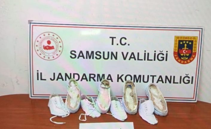 Kargoyla gönderilen ayakkabıların tabanına gizlenmiş 1 kilo 450 gram uyuşturucu ele geçirildi