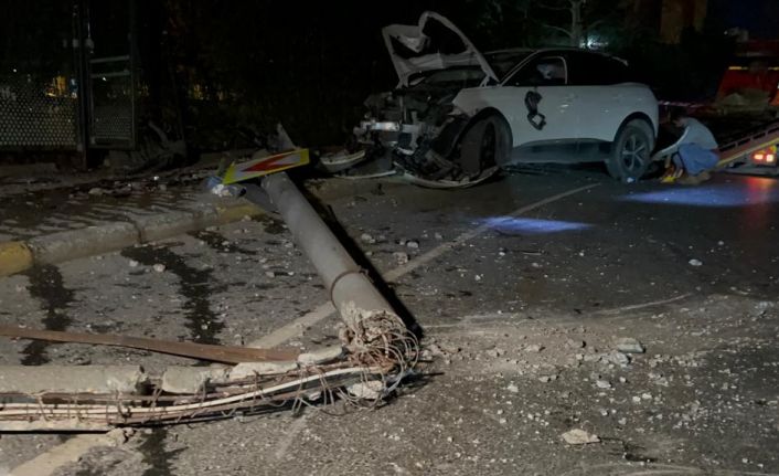 Küçükçekmece’de kontrolden çıkan araç elektrik direğine çarptı: 4 yaralı