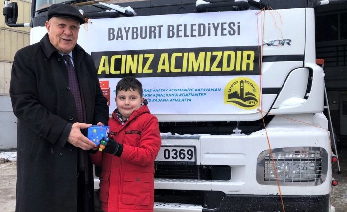 Kumbarasında biriktirdiği parayı deprem bölgesine gönderen Bayburtlu minik Ömer: "Çocuklar üşüyor çok üzülüyorum"