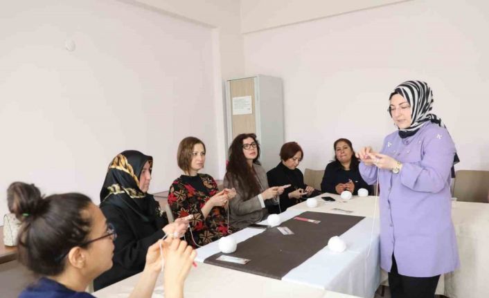 Kütahya’da depremzede kadınlar için oyuncak bebek yapım kursu