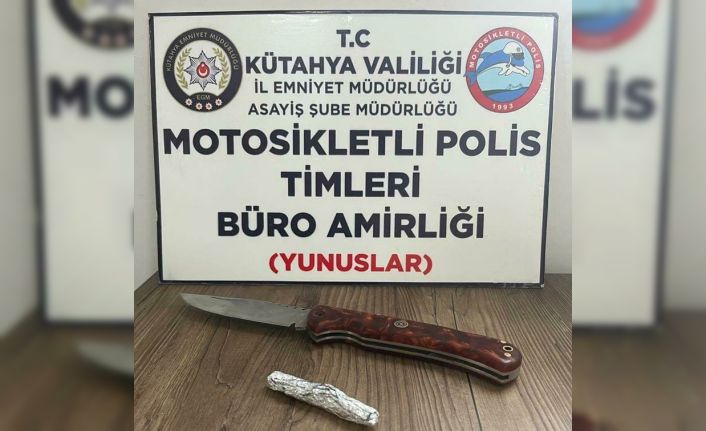 Kütahya’da Yunus Timleri şüpheli şahsın üzerinde uyuşturucu ve kesici alet ele geçirdi