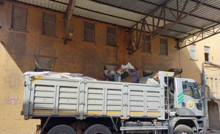 Kütahya’dan deprem bölgesine 11,5 ton besi ve süt yemi gönderildi