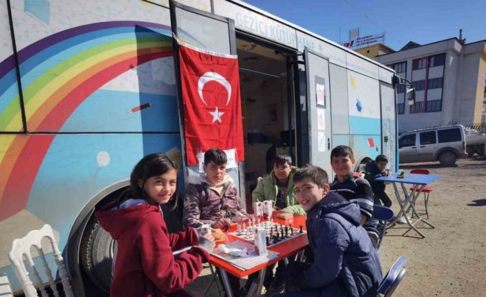 Kütüphaneciler deprem bölgesinde çocukları neşelendiriyor