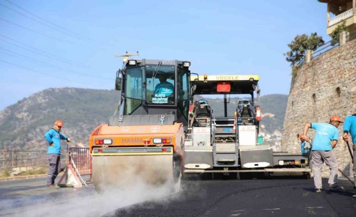 Kuzey Alanya’yı merkeze ve yaylalara bağlayan Bektaş yolunda asfalt yenileme çalışmaları devam ediyor