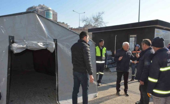 Lapseki Belediyesi deprem bölgesine deprem çadırı, mobil tuvalet ve banyo gönderdi
